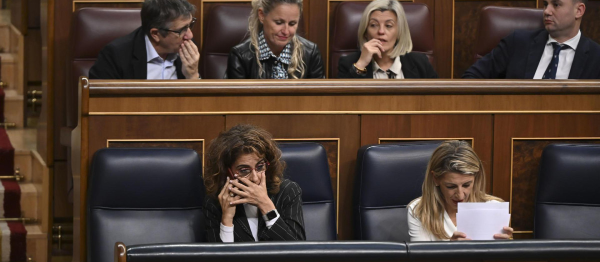 María Jesús Montero y Yolanda Díaz, este jueves en el Congreso