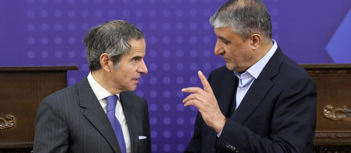 El jefe de la Organización de Energía Atómica de Irán, Mohammad Eslami (derecha), habla con el jefe nuclear de las Naciones Unidas, Rafael Grossi