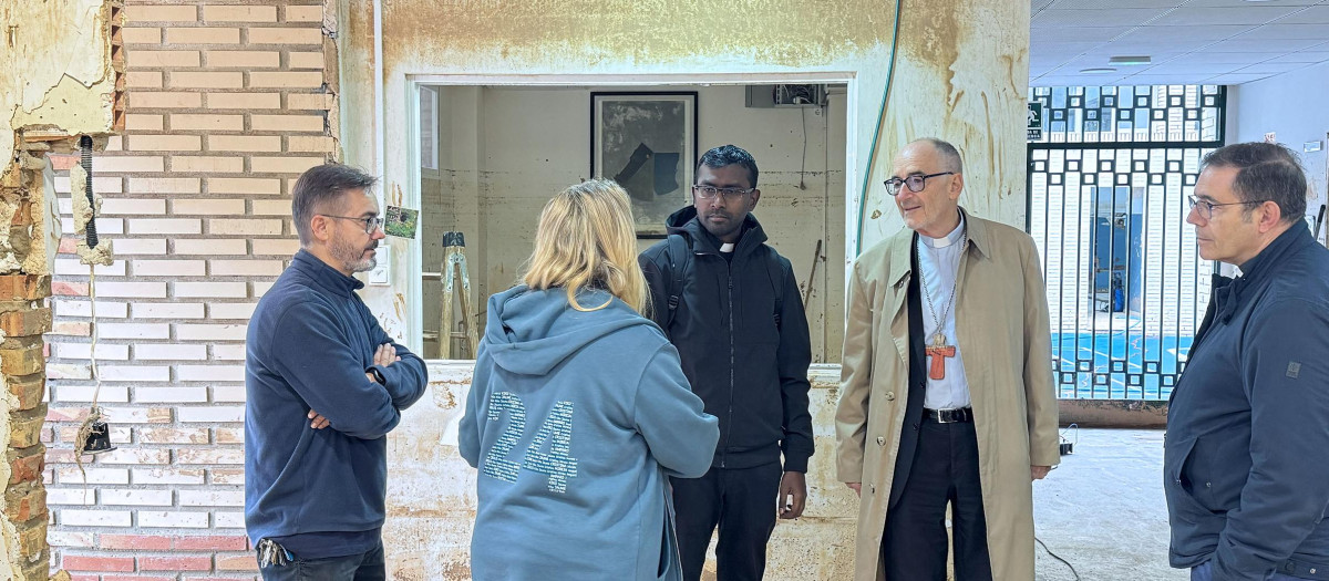 Visita del cardenal Czerny a las zonas afectadas por la DANA en Valencia