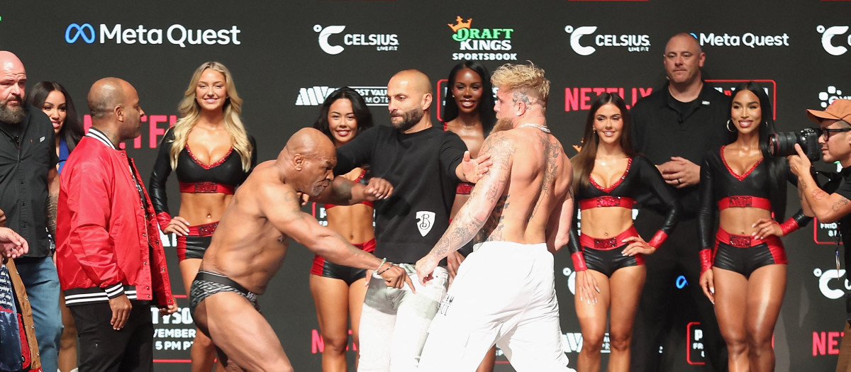 Mike Tyson golpea a Jake Paul en el pesaje previo a su pelea de esta próxima madrugada