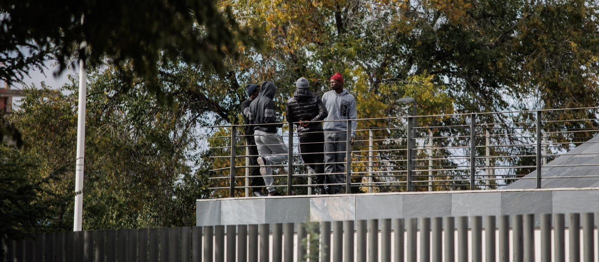 Inmigrantes que llegaron en patera a Canarias durante esta crisis migratoria en la CREADE de Pozuelo de Alarcón