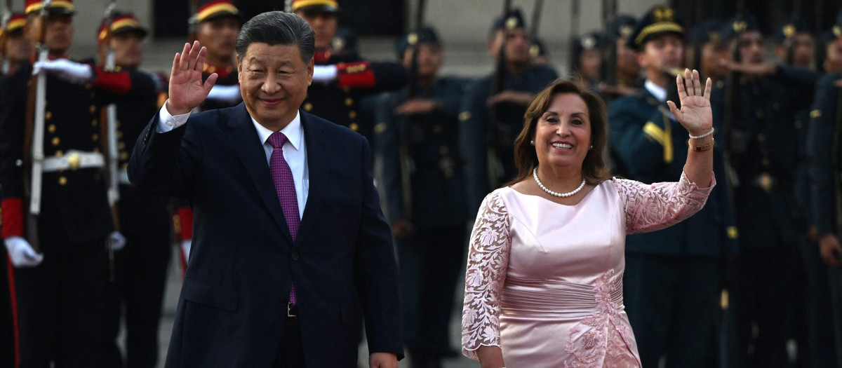 El primer ministro chino, Xi Jinping, junto a la presidenta de Perú, Dina Boluarte