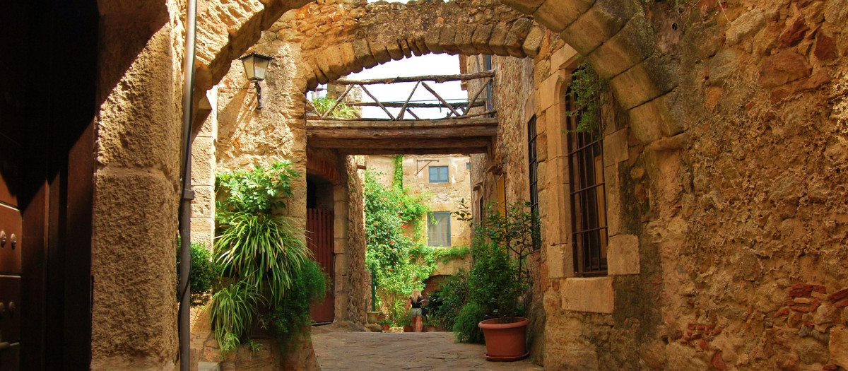 Una calle en el pueblo de Pals, en Gerona