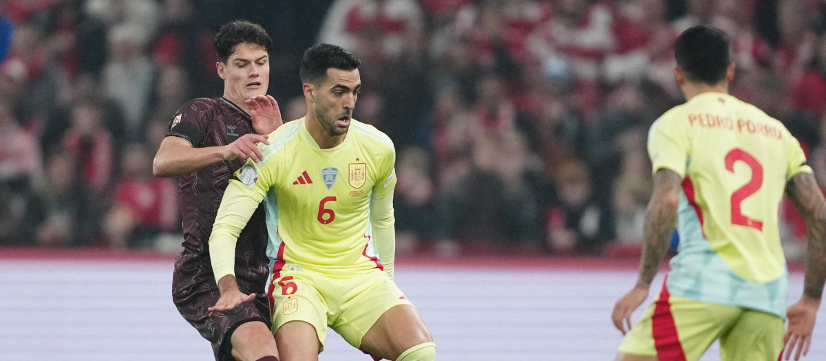 Mikel Merino protege un balón ante futbolista danés