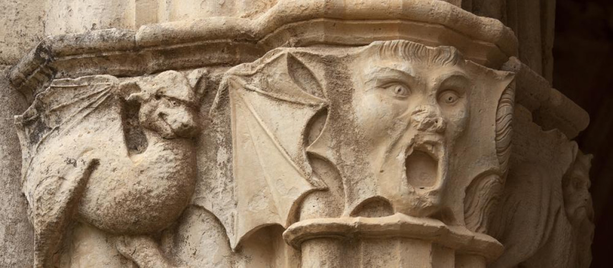 Escenas animales y mitológicas en los capiteles del Monasterio de Santes Creus