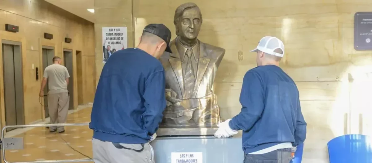 El gobierno ha retirado el busto de Néstor Kirchner de la sede de la Administración de la SS