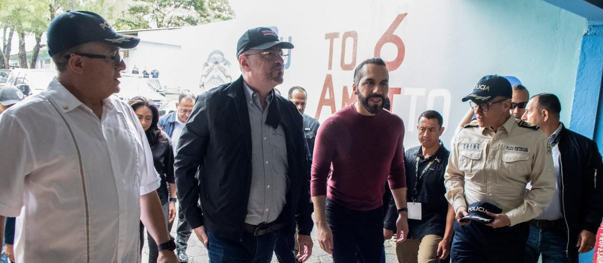 El presidente de Costa Rica, Rodrigo Chaves (C-izquierda) y el presidente de El Salvador, Nayib Bukele (C-derecha), visitan el centro penitenciario Jorge Arturo Montero Castro en Alajuela, Costa Rica