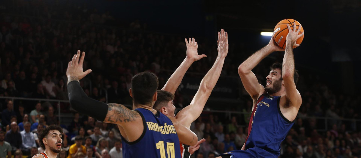 El alero del FC Barcelona Álex Abrines intenta un tiro a canasta