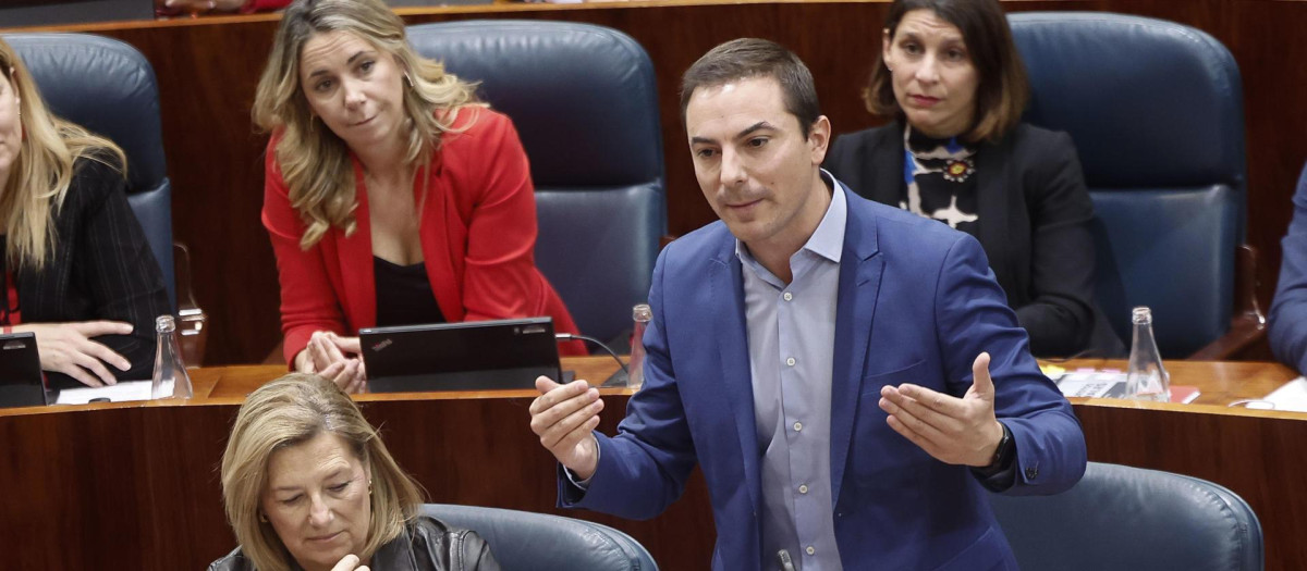 El portavoz del grupo socialista en la Asamblea de Madrid, Juan Lobato, interviene en el pleno de la Asamblea