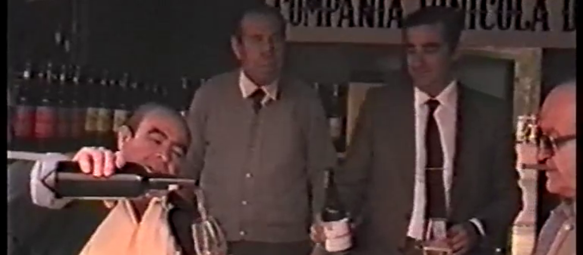 Un visitante a la Cata escancia vino en su copa