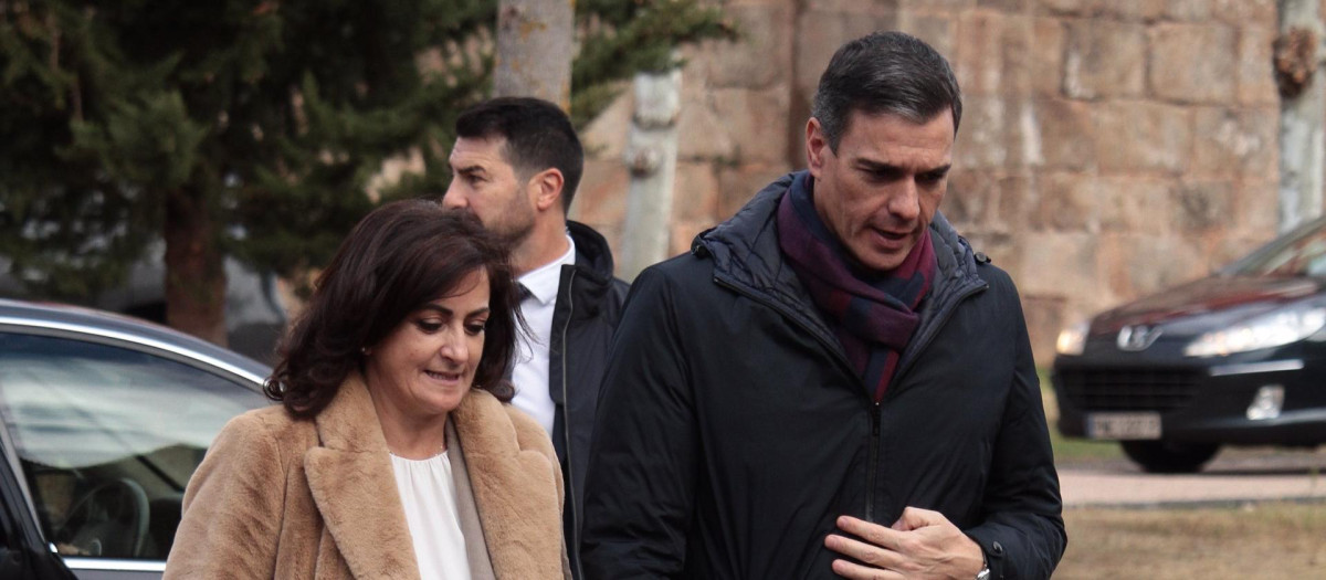 La ex presidenta del Gobierno de La Rioja, Concha Andreu, y el presidente del Gobierno de España, Pedro Sánchez, a su llegada al acto de presentación de actuaciones en el marco del proyecto Valle de la Lengua, en el Monasterio de Yuso, a 7 de diciembre de 2022, en San Millán de la Cogolla, La Rioja (España). El presidente del Gobierno ha viajado a San Millán de la Cogolla para presidir la
la presentación del centro que impulsará el PERTE de la Nueva Economía de la Lengua, en el XXV aniversario de los monasterios de Yuso y Suso como Patrimonio de la Humanidad.
Previamente, Pedro Sánchez asiste a la firma del acuerdo sobre el Observatorio Global del Español y, finalizado el acto, acudirá a la presentación dinámica del proyecto 'Voces de la Lengua'. Por último, Sánchez se desplazará al municipio riojano de Nájera para mantener un encuentro con jóvenes y presentar el Proyecto 'G30 Juventud La Rioja', destinado al refuerzo de la cohesión territorial y el impulso del entorno rural.
POLITICA 
Alberto Ruiz - Europa Press
