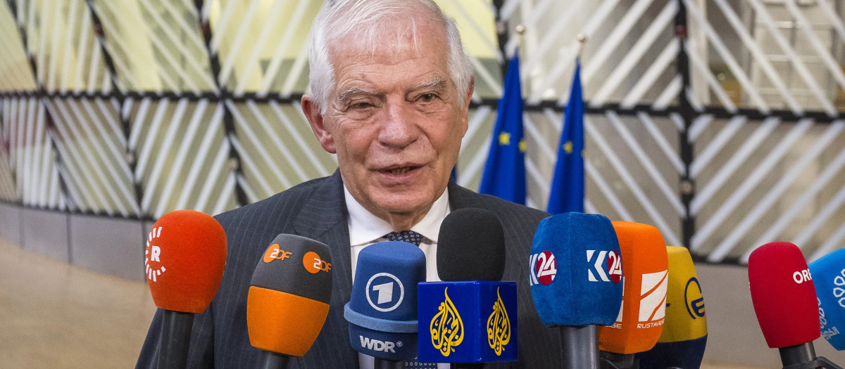 Josep Borrell habla con la prensa antes del Consejo de Asuntos Exteriores en la sede del Consejo Europeo en Bruselas