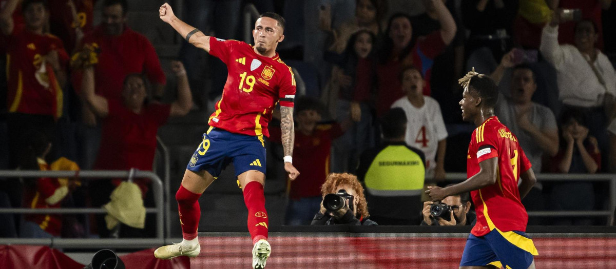 Yeremi Pino celebra el primer gol del partido