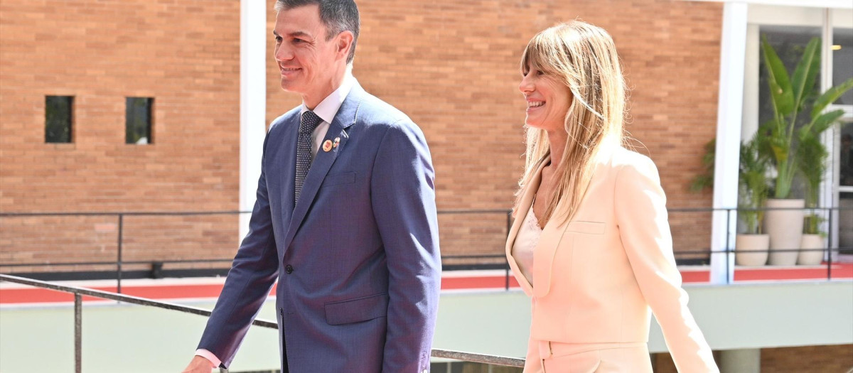 El presidente de Gobierno, Pedro Sánchez, y su mujer, Begoña Gómez, a su llegada a la Cumbre del G20