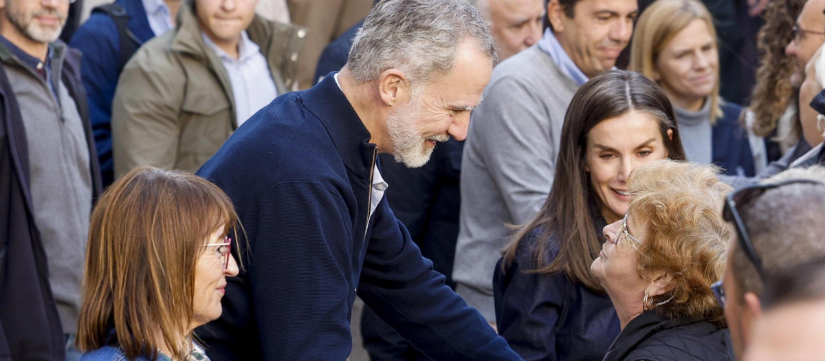 Los Reyes y la alcaldesa de Chiva, Amparo Fort, hablan con los vecinos