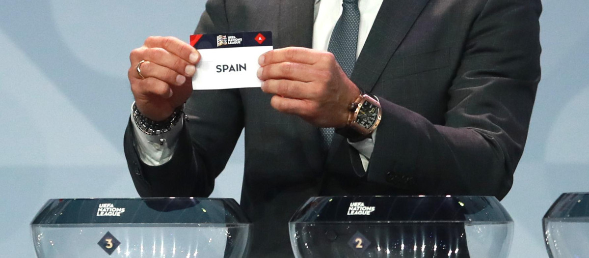 Luis Figo saca la bola de España en un sorteo de la UEFA Nations League