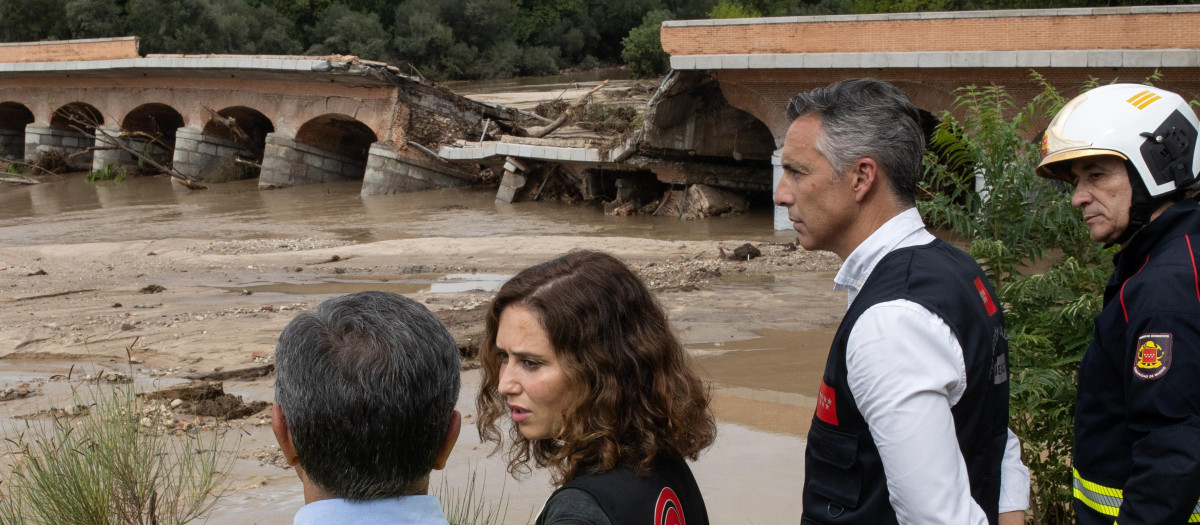 La presidenta de la Comunidad de Madrid, Isabel Díaz Ayuso, durante una visita al municipio de Aldea del Fresno, uno de los más afectados por la DANA de 2023