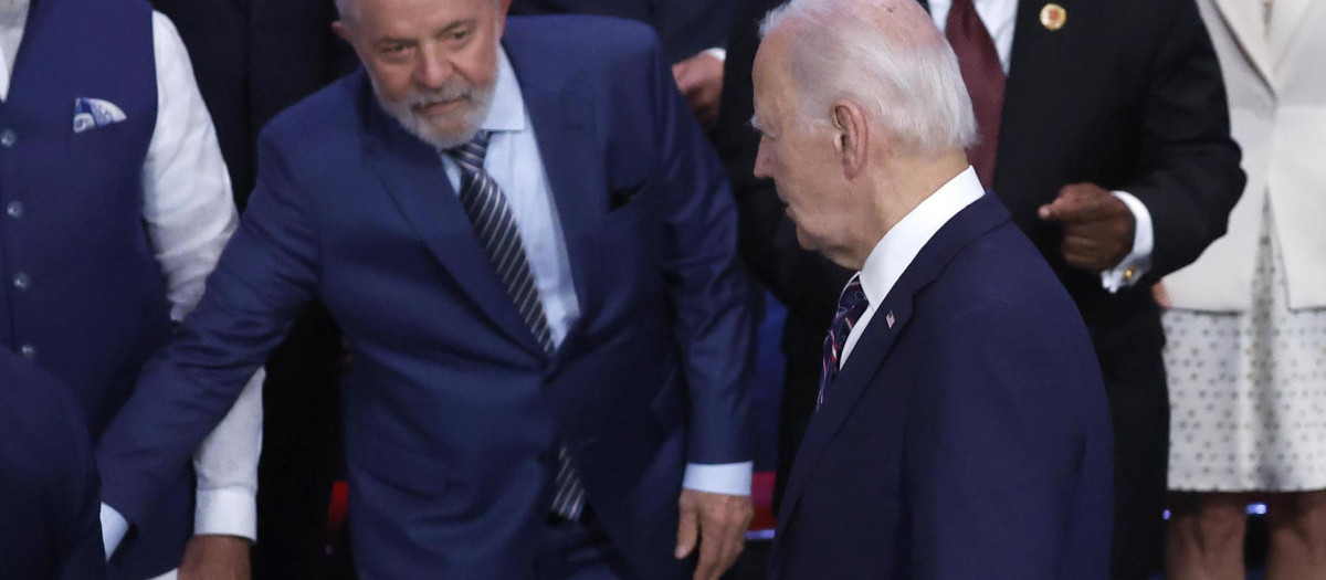 AME9091. RÍO DE JANEIRO (BRASIL), 19/11/2024.- El presidente de Brasil, Luiz Inácio Lula da Silva (i), señala la posición para su homólogo de los Estados Unidos, Joe Biden, para la foto oficial de la Cumbre del G20 este martes, en el segundo día del encuentro en Río de Janeiro (Brasil). EFE/ Antonio Lacerda