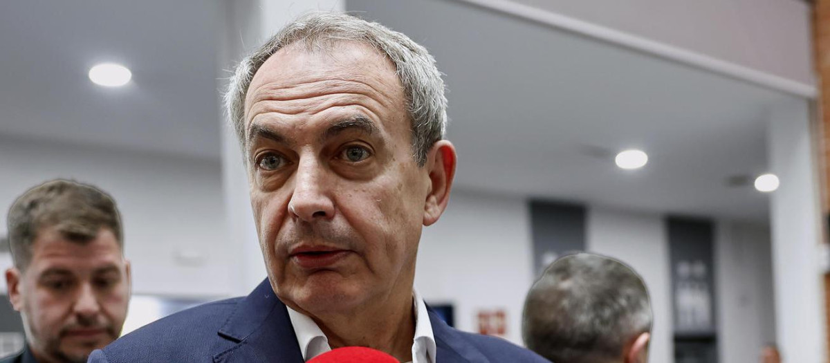 El expresidente del Gobierno José Luis Rodríguez Zapatero, atiende a los medios en Alcorcón