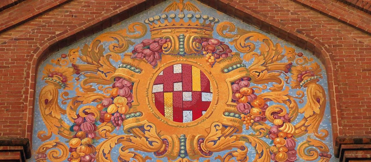 Mosaico que decora una de las entradas del Mercado de Galvany, en Barcelona