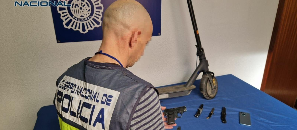 Agente de Policía Nacional con material intervenido en la operación

REMITIDA / HANDOUT por JEFATURA
Fotografía remitida a medios de comunicación exclusivamente para ilustrar la noticia a la que hace referencia la imagen, y citando la procedencia de la imagen en la firma
21/11/2024