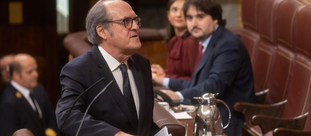 El defensor del pueblo, Ángel Gabilondo, antes de intervenir en la sesión plenaria en el Congreso de los Diputados