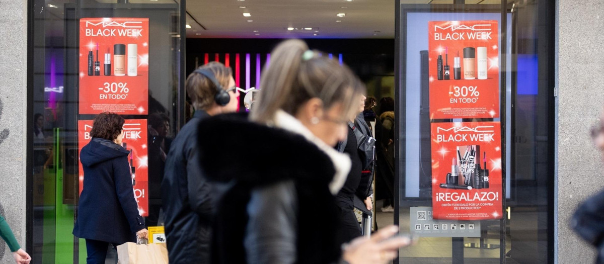 Un escaparate avisa de los descuentos durante Black Friday.