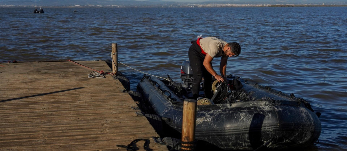 Agentes de la Armada buscan a los desaparecidos en La Albufera, en el día 13 tras el paso de la DANA por Valencia