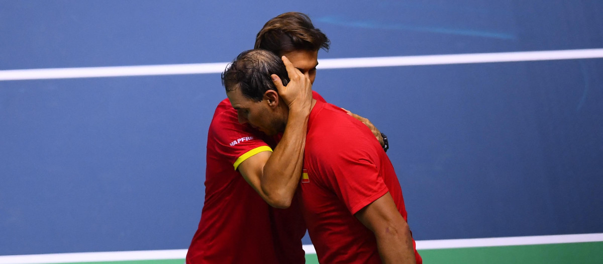 Rafa Nadal y David Ferrer se abrazan en la despedida del balear