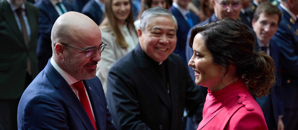 La presidenta de la Comunidad de Madrid, Isabel Díaz Ayuso saluda al delegado del Gobierno en la Comunidad de Madrid, Francisco Martín