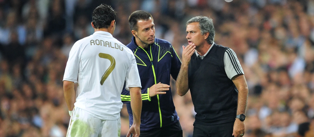 Cristiano Ronaldo recibe las indicaciones de José Mourinho en un partido con el Real Madrid