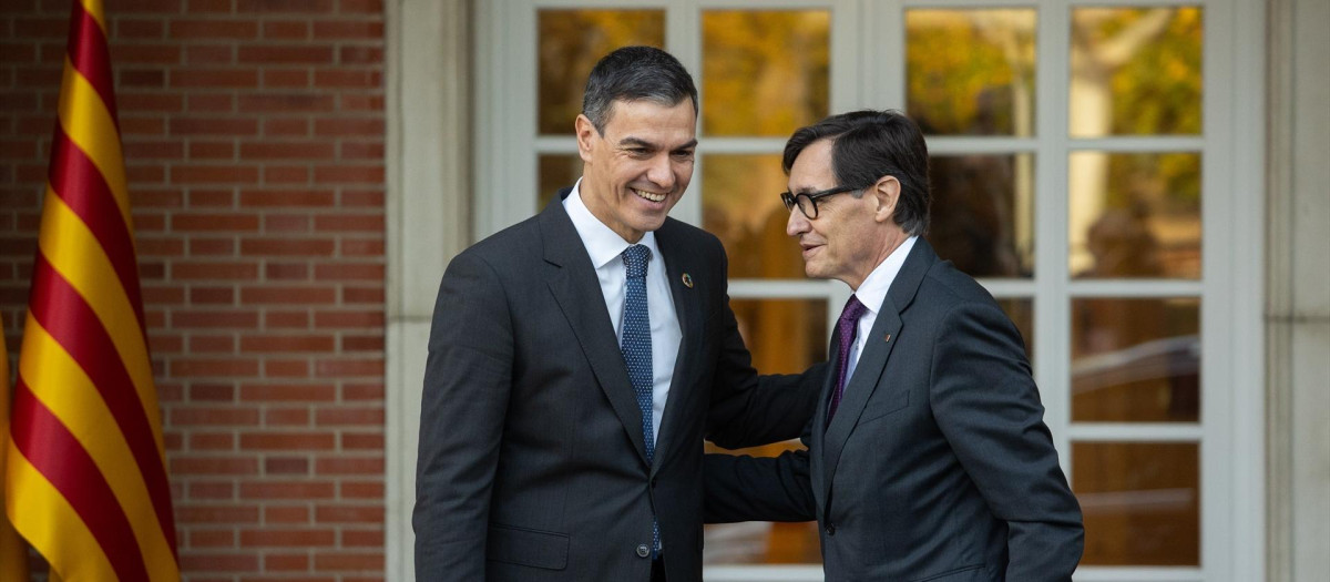 El presidente del Gobierno, Pedro Sánchez (i), se reúne con el presidente de la Generalitat de Catalunya, Salvador Illa (d), en el Palacio de La Moncloa, a 22 de noviembre de 2024, en Madrid (España). Sánchez cierra hoy su ronda de encuentros bilaterales con los líderes autonómicos, que comenzó el pasado 20 de septiembre con el objetivo de fortalecer la colaboración entre el Estado y las comunidades.

Alejandro Martínez Vélez / Europa Press
22 NOVIEMBRE 2024;PRESIDENTE;CATALUNYA;CATALUÑA;REUNIÓN;ENCUENTRO;CCAA
22/11/2024
