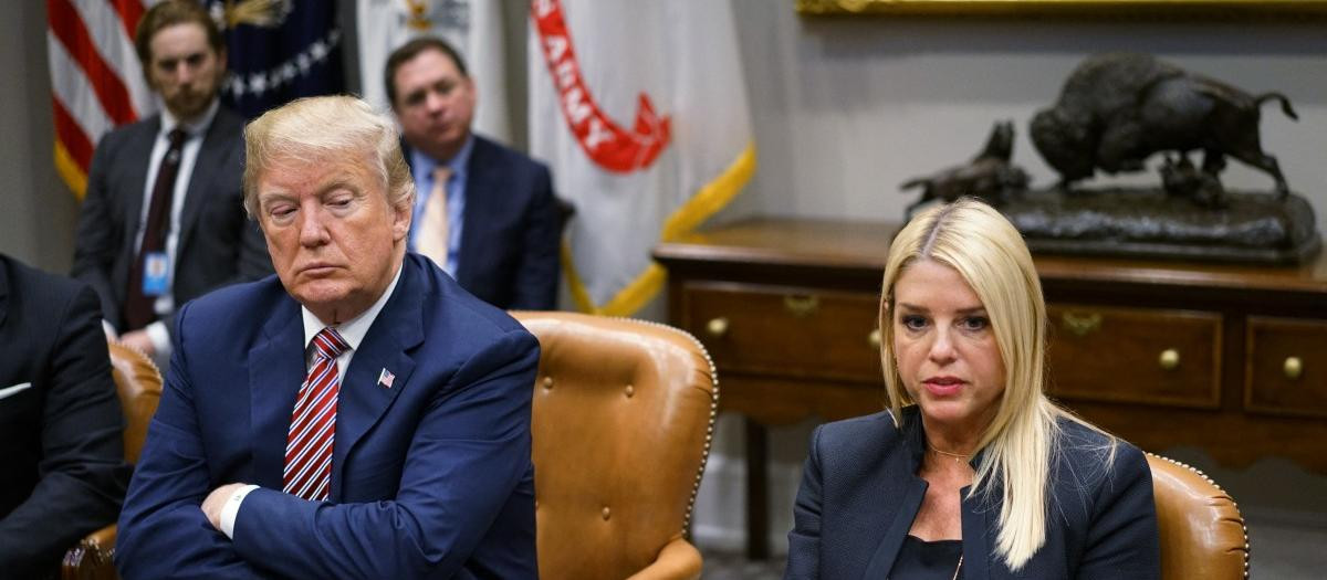 El presidente Donald Trump (izq.) observa mientras la fiscal general de Florida, Pam Bondi, habla durante una reunión con funcionarios estatales
