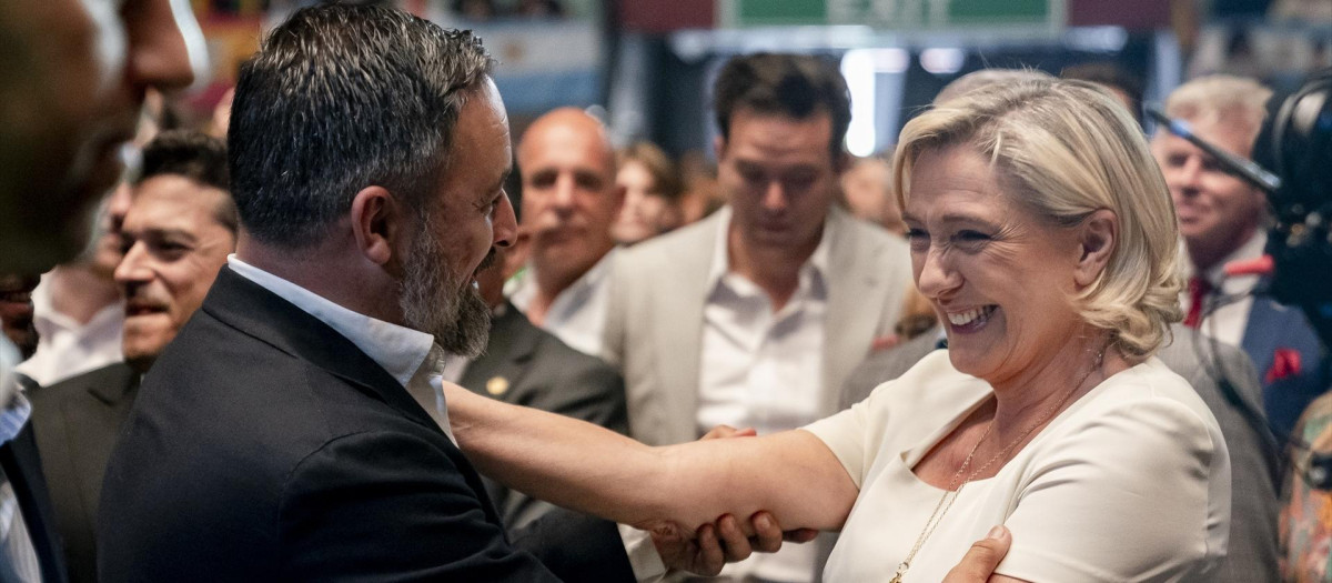 Santiago Abascal con Marine Le Pen durante el acto Viva 24 organizado por Vox en Madrid