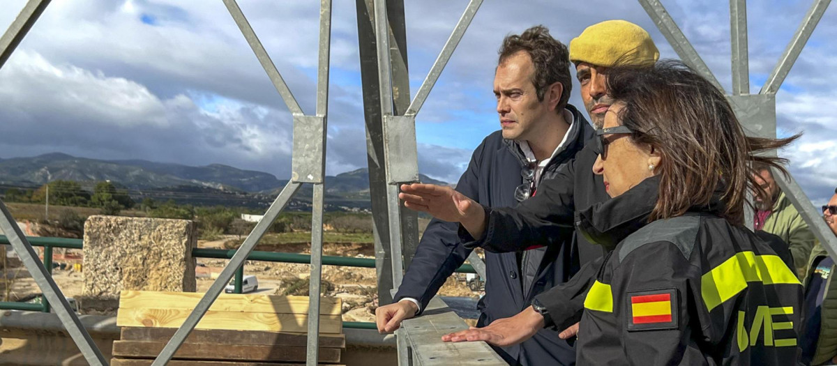 La ministra de Defensa, Margarita Robles, visitó este viernes la localidad valenciana de Cheste, donde en apenas 24 horas la UME ha montado un puente Mabey