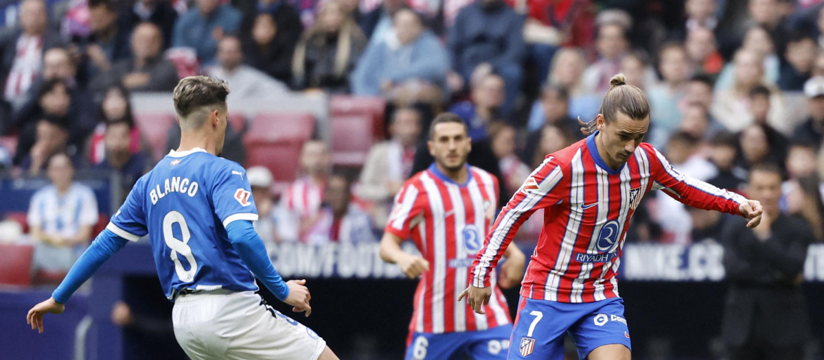 Antoine Griezmann conduce un balón en el duelo frente al Alavés