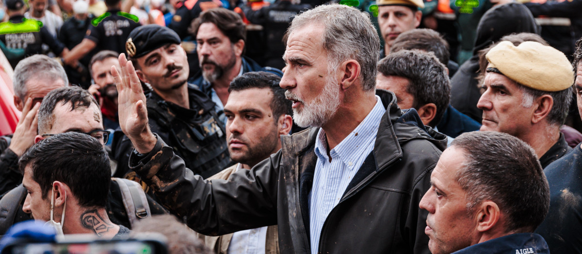 El Rey Felipe VI durante su visita a Paiporta