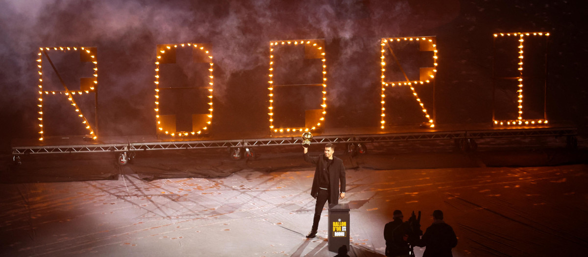 Rodri Hernández recibió un homenaje por parte del City para celebrar el Balón de Oro