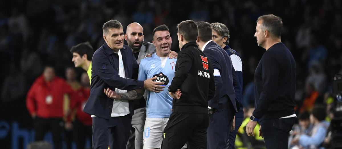 Iago Aspas protesta al cuarto árbitro la acción en la que Gerard Martín tuvo que ser expulsado