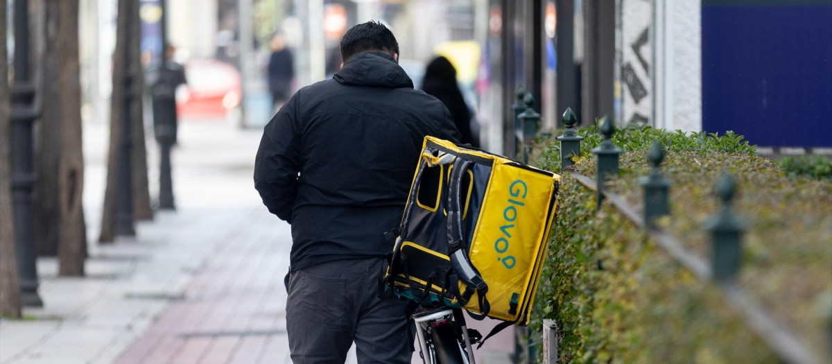 Un repartidor de Glovo, en Madrid.