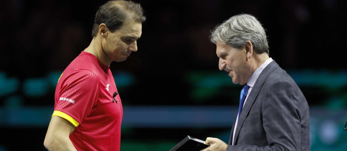 Rafa Nadal recibe una placa conmemorativa por parte de David Haggerty, presidente de la ITF