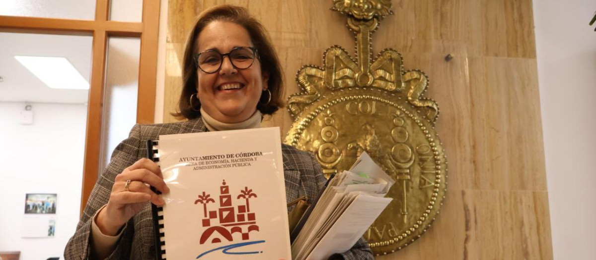 Blanca Torrent, con el expediente de los presupuestos