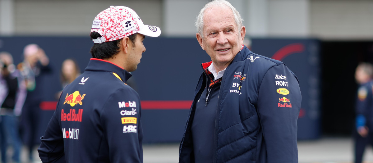 Helmut Marko, supervisor del programa de desarrollo de pilotos de Red Bull, conversa con 'Checo' Pérez en el circuito de Suzuka