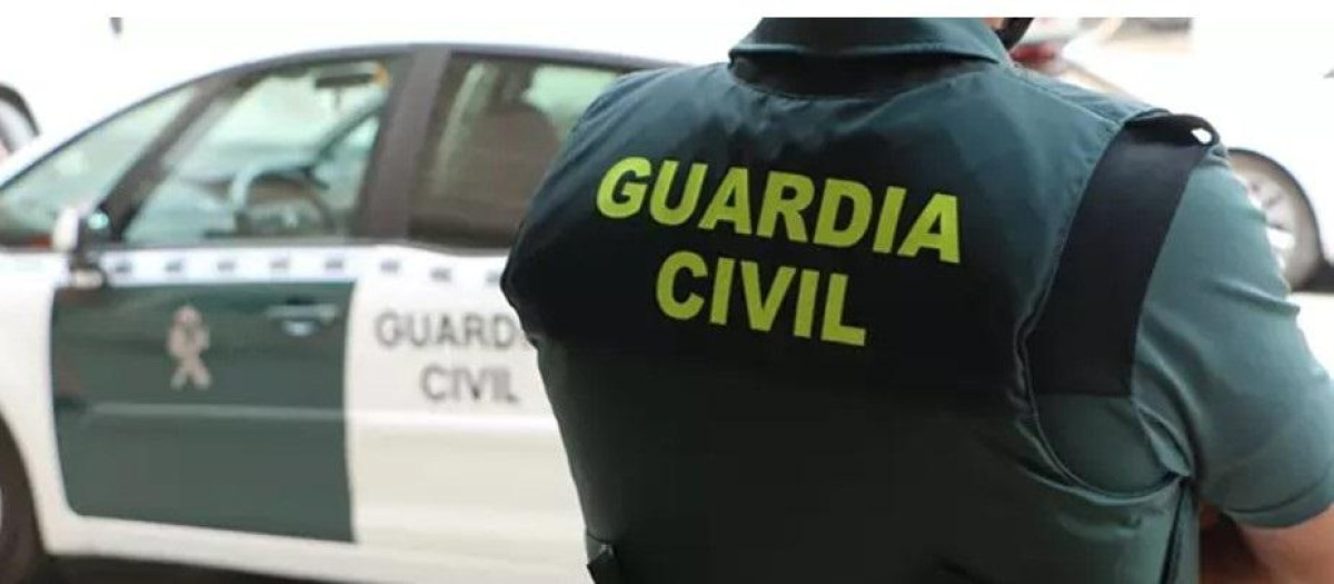 Un agente de la Guardia Civil de espaldas en imagen de archivo.
REMITIDA / HANDOUT por GUARDIA CIVIL
Fotografía remitida a medios de comunicación exclusivamente para ilustrar la noticia a la que hace referencia la imagen, y citando la procedencia de la imagen en la firma
24/11/2024