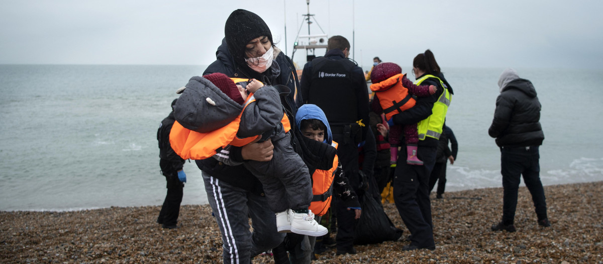 Inmigrantes llegando a la costa inglesa tras cruzar el Canal de la Mancha