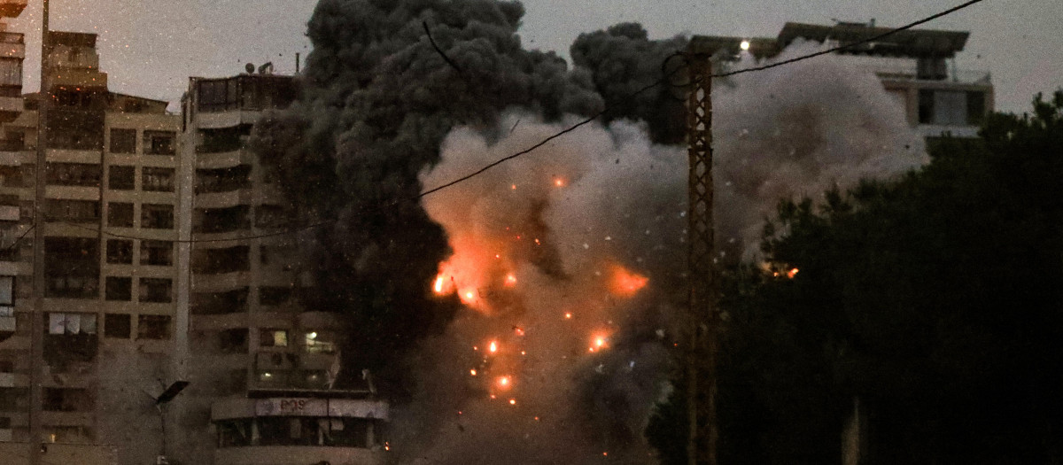 Una bola de fuego estalla en el lugar de un ataque aéreo israelí que tuvo como blanco la zona de Tayouneh, en los suburbios del sur de Beirut