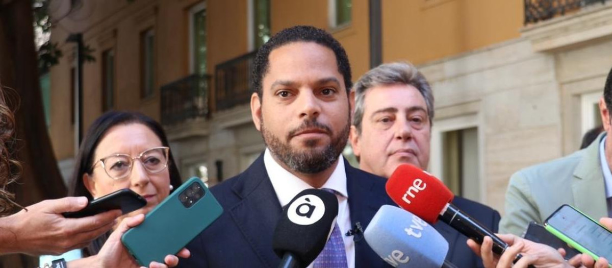 El secretario general de Vox, Ignacio Garriga, durante una comparecencia ante los medios de comunicación