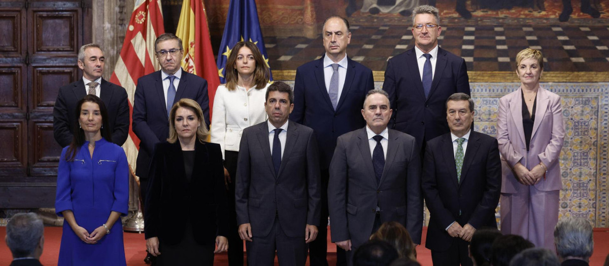 Carlos Mazón, con su nuevo Consell, tras la toma de posesión en el Palau de la Generalitat