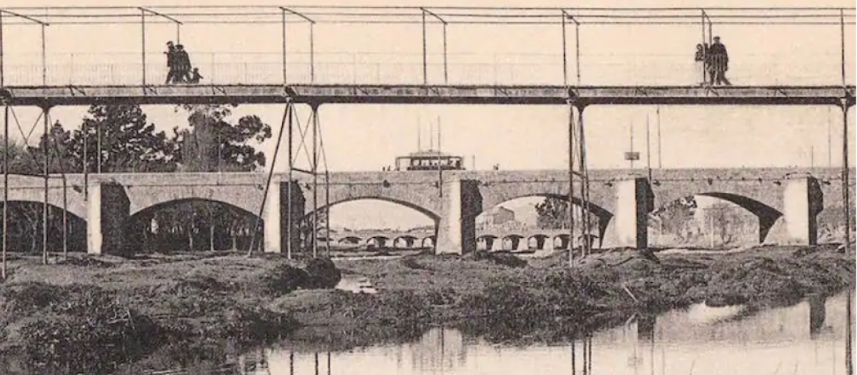 'Pont de Fusta', la antigua pasarela de madera en Valencia, a principios del 1900