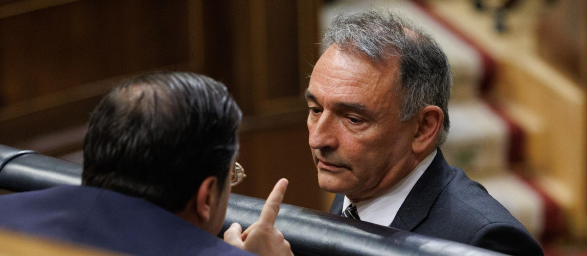 José Manuel Albares y Enrique Santiago en el Congreso